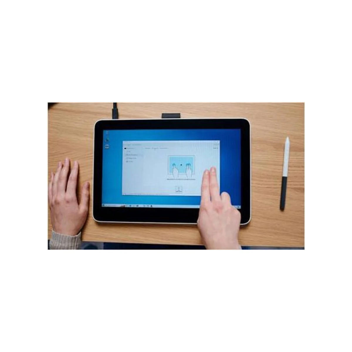Wacom One 13" Pen Display with Touch (Full HD, IPS, USB-C) - DTH134W0B view 3